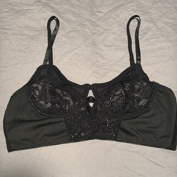 Elegant Black Lace Bralette - Picture 2 of 4